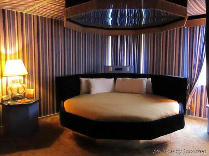 Red Carpet Inn Fanta Suites Hotel Ґрінвуд Екстер'єр фото