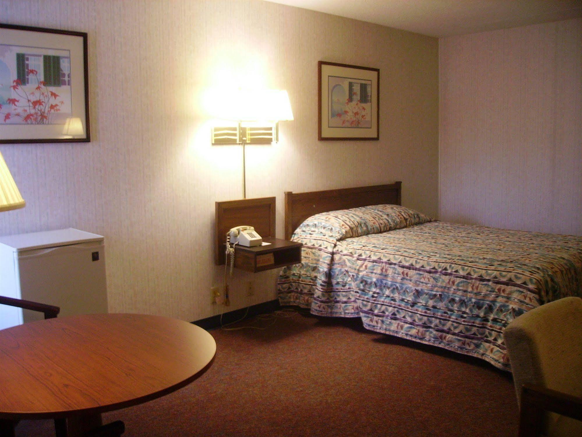 Red Carpet Inn Fanta Suites Hotel Ґрінвуд Екстер'єр фото